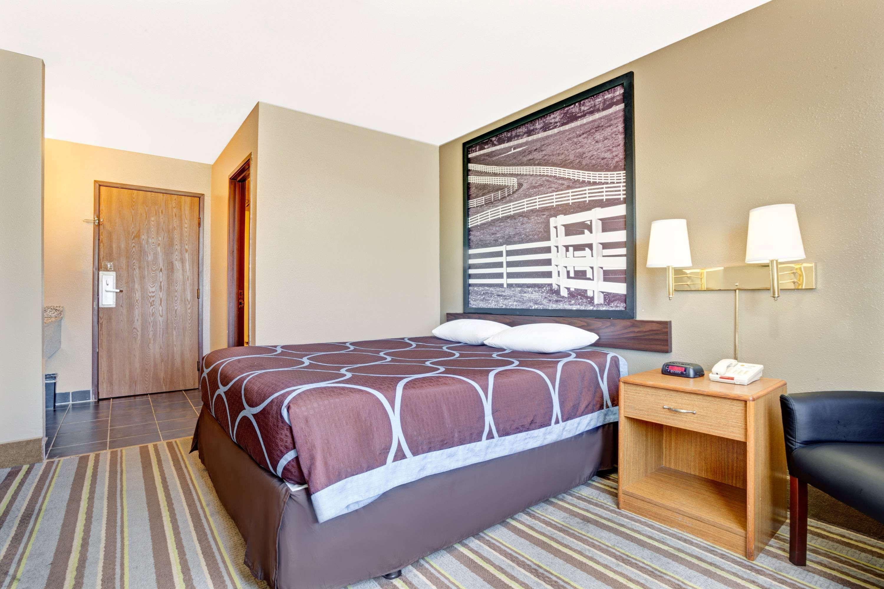Super 8 By Wyndham Louisville Airport Dış mekan fotoğraf