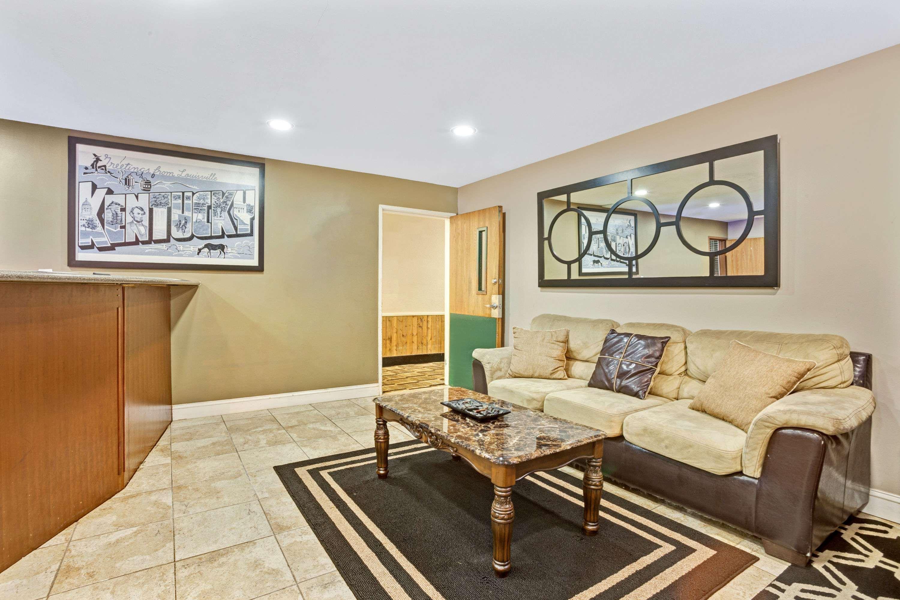 Super 8 By Wyndham Louisville Airport Dış mekan fotoğraf
