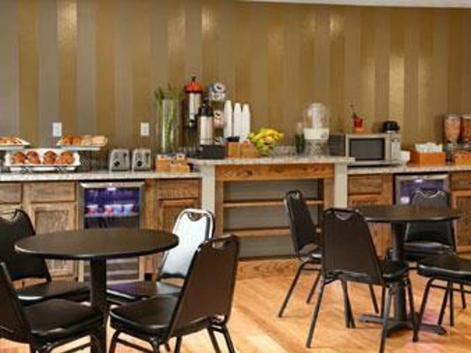 Super 8 By Wyndham Louisville Airport Dış mekan fotoğraf